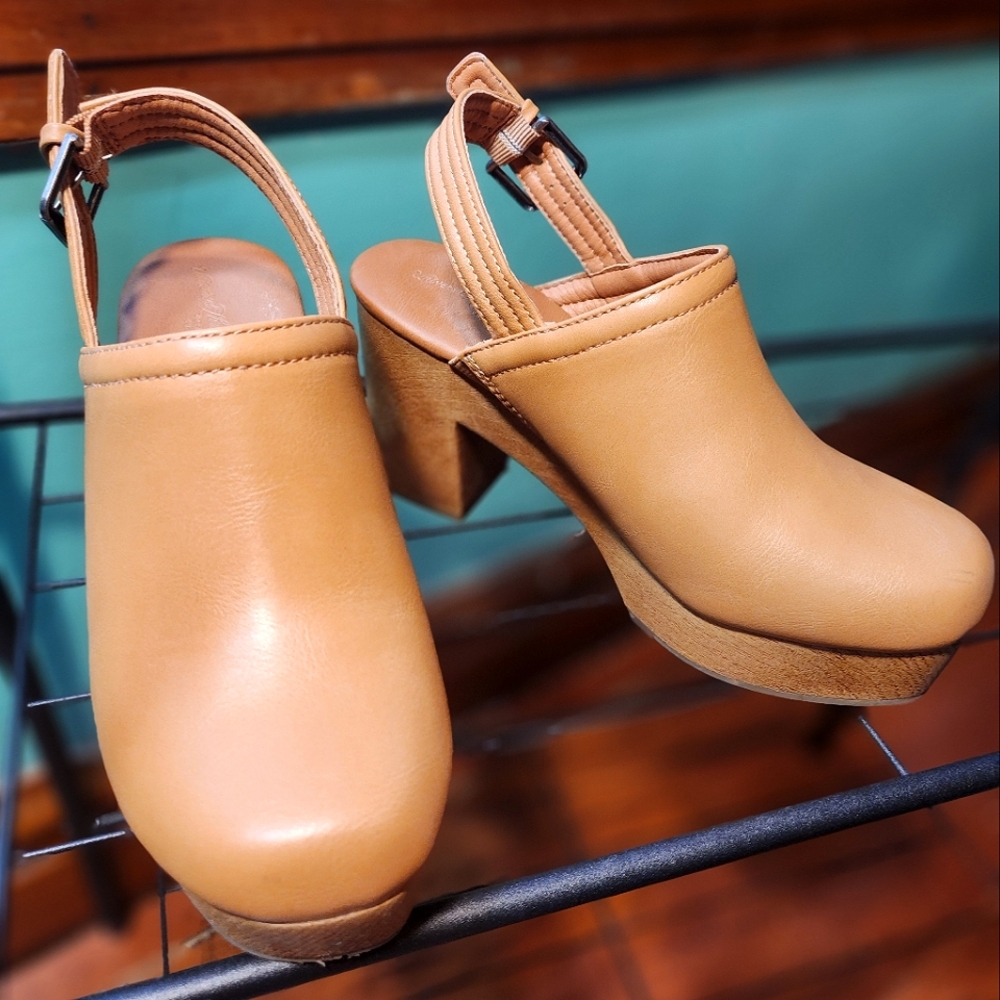 Universal Thread Camel Tan Slingback Clogs, Size 7